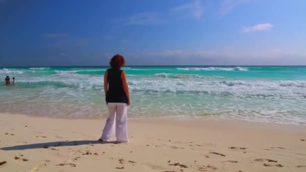Mujer feliz junto al océano con grandes olas . — Vídeos de Stock