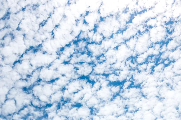 Nubes Cirrocumulus como pequeños soplos redondeados aparecen en largas filas h — Foto de Stock