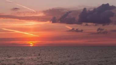 Zaman atlamalı Atlantik Okyanusu üzerinden güzel günbatımı gökyüzünün.