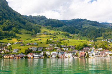 İsviçre. Lucerne Gölü, küçük köyler ve Alpler ile manzara.