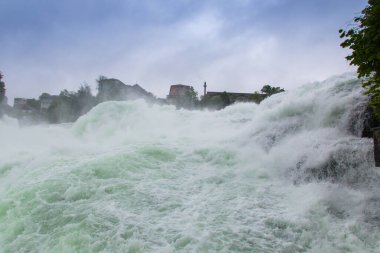 İsviçre 'deki Rhine Şelalesi. Rheinfall Avrupa 'nın en büyük şelalesidir.