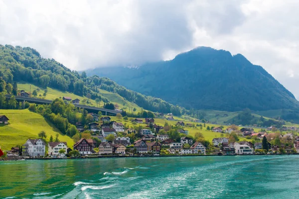 スイスだ ルツェルン湖 小さな村やアルプスの山々と風景 — ストック写真