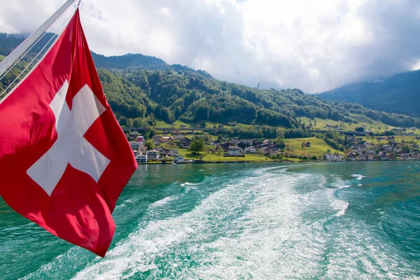 スイスだ ボートからの眺め ルツェルン湖 小さな村やアルプスの山々と風景 — ストック写真