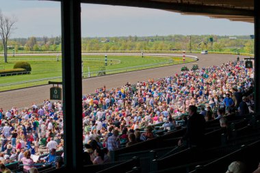 LEXINGTON, KY ABD - 11 Nisan 2010: Baharda Keeneland hipodromundaki safkan at yarışında büyük bir kalabalık, Lexington, Kentucky