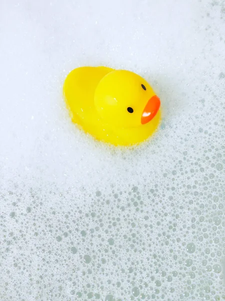 Bañera Con Burbujas Espuma Pato Goma Juguetón Amarillo Baño Burbujas — Foto de Stock