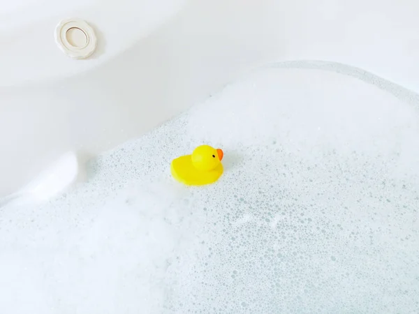 Bañera Con Burbujas Espuma Pato Goma Juguetón Amarillo Baño Burbujas — Foto de Stock