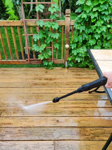 Lavaggio Energetico Pulizia Pavimento Coperta Legno Con Getto Acqua Alta — Foto Stock