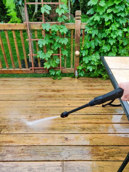 Stromspülung Reinigung Des Holzdecks Mit Hochdruck Wasserstrahl — Stockfoto