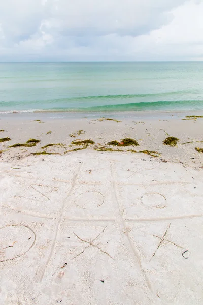 Noughts-and-Crosses-Spiel am Strand — Stockfoto