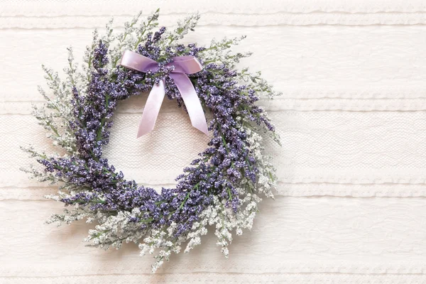 Krans med lavendel blommor på spets tyg bakgrund — Stockfoto