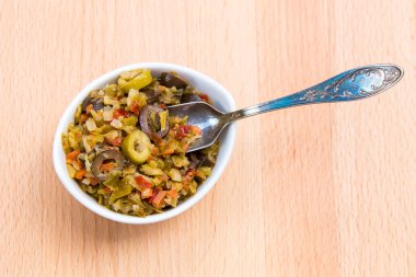 Zeytin muffalatta ince kıyılmış karnabahar salatası turşusu bir