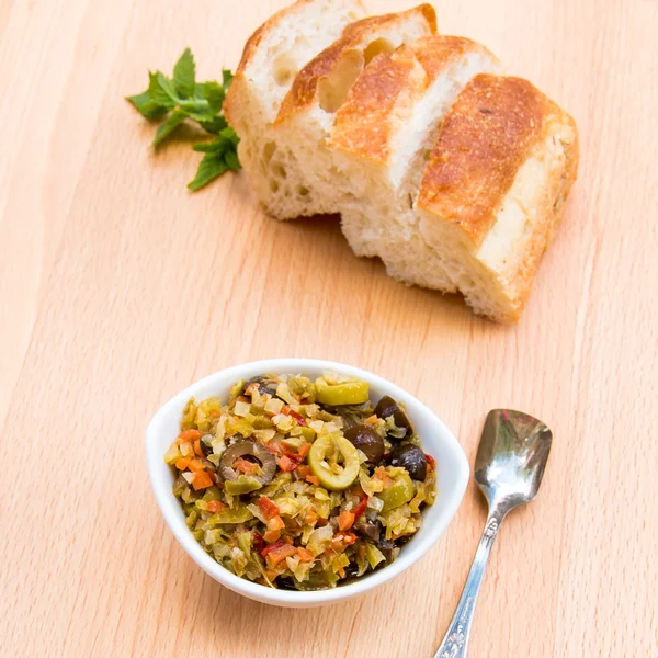 腌橄榄 muffalatta 沙拉配剁得细细的花椰菜 — 图库照片