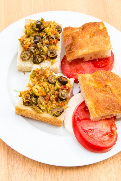 Vegetarian hot sandwiches with pickle muffaletta, tomatoes and m — Stock Photo, Image