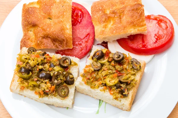 Vegetarian hot sandwiches with pickle muffaletta, tomatoes and m — Stock Photo, Image