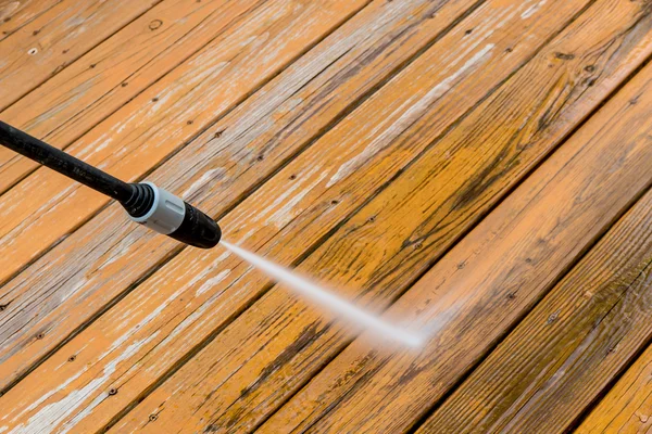 Houten dek vloer reiniging met hoge druk waterstraal. — Stockfoto