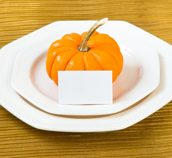 Herbstliche Erntedank-Tischdekoration mit Kürbis — Stockfoto