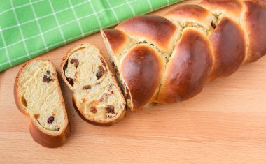 Meyve ve fındık ile örgülü ekmek.