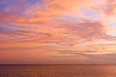 Bulutlu dramatik gün batımı