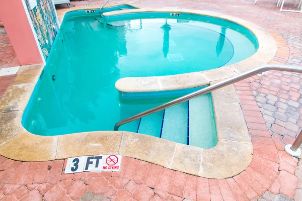Открытый бассейн с джакузи . — стоковое фото