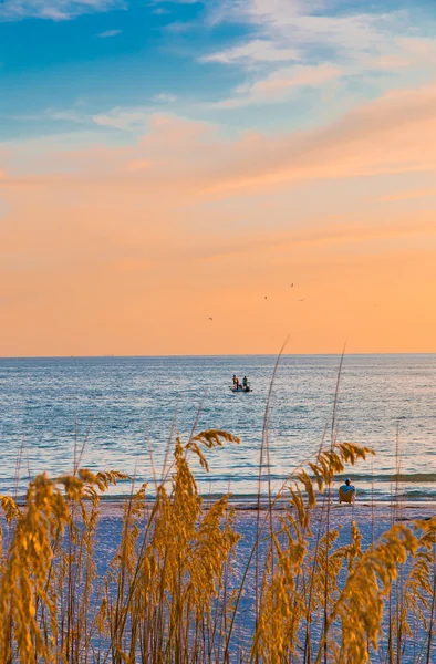 Avondschemering op oceaan — Stockfoto