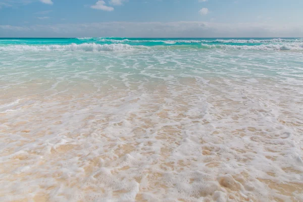 Fale oceanu, biały piasek plaży, Morze Karaibskie. — Zdjęcie stockowe