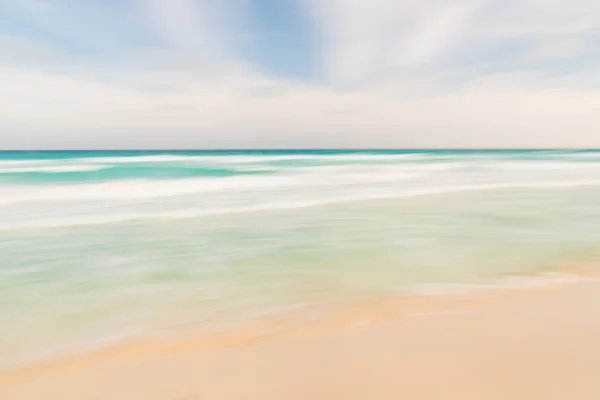 Nebe, oceán a pláž přírodní pozadí abstraktní s rozmazané pánev — Stock fotografie