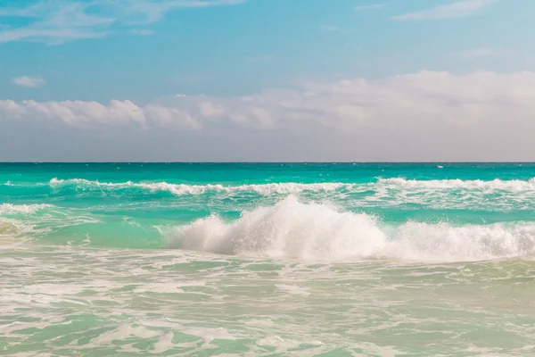 Vagues océaniques, plage de sable blanc, mer des Caraïbes . — Photo