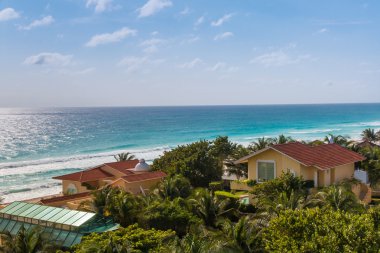 Caribbean tropikal tarzı evler deniz kıyısında. Cancun, Meksika