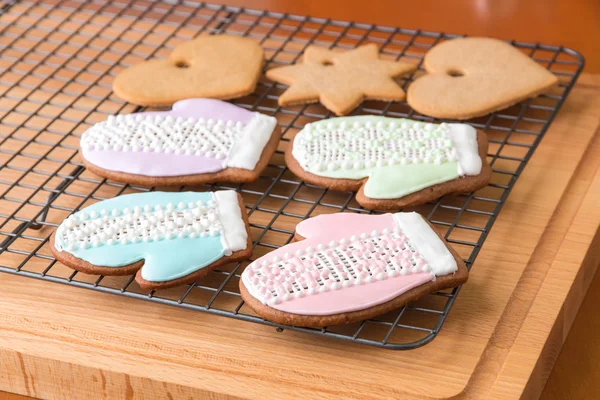 Christmas cookies on cooling rack. — Stock Photo, Image