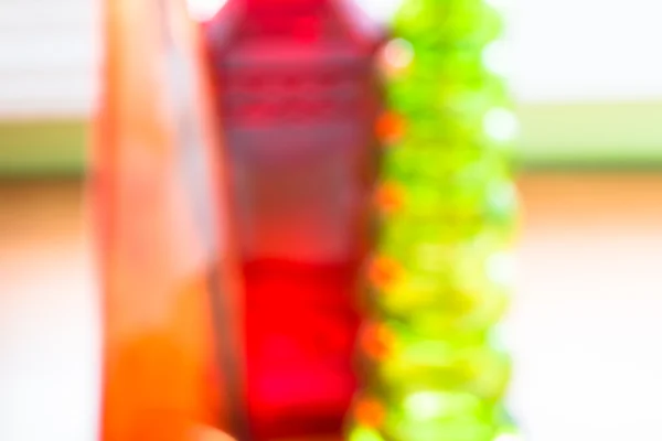 Abstrato fundo borrado, garrafas de vidro coloridas — Fotografia de Stock