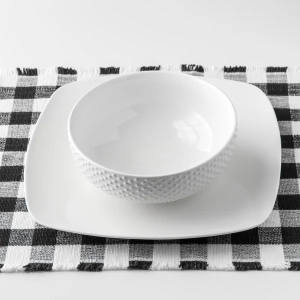 Пустая белая миска и тарелка — стоковое фото