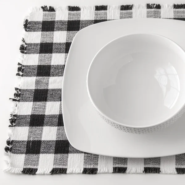 Пустая белая чаша и тарелка на салфетке — стоковое фото