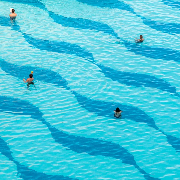 Bazén s lid těší venkovní vodní aktivity. — Stock fotografie