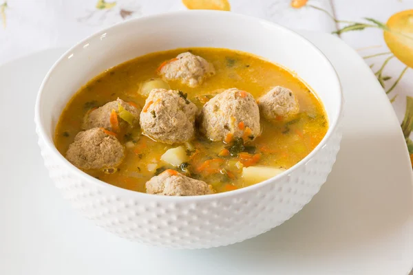 Suppe mit Putenfrikadellen, Kartoffeln und Gemüse. — Stockfoto