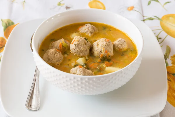 Soep met Turkije meatballs, aardappelen en groenten. — Stockfoto