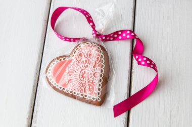 Kalp süsler ile dekore çerez şeklinde