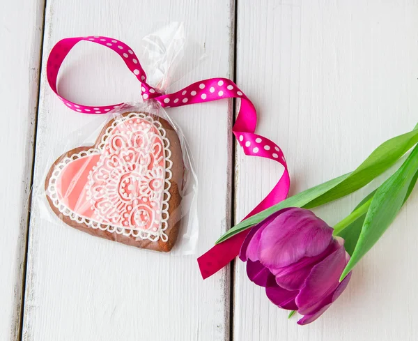 Biscoito em forma de coração decorado com ornamentos e flores . — Fotografia de Stock