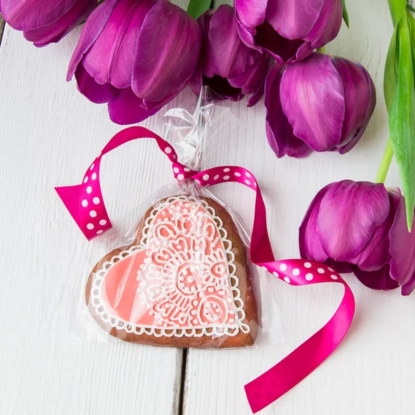 Heart shaped cookie decorated with ornaments and flowers. — Stock Photo, Image