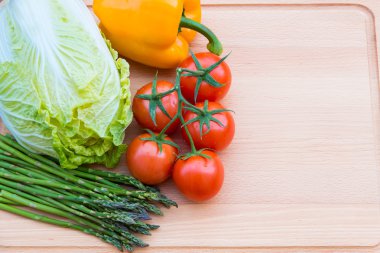 Tahta üzerinde taze sebzeler.