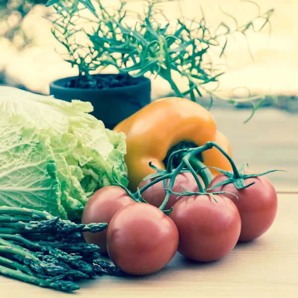 Verduras frescas en tabla de cortar de madera — Foto de Stock