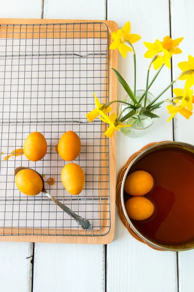 Dyeing Easter eggs natural way with turmeric for mustard - yello — Stock Photo, Image