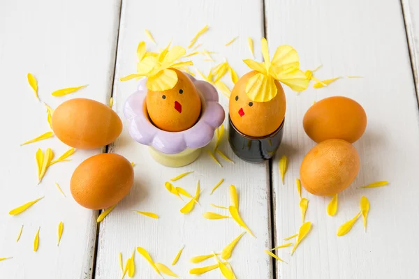Natürlich gefärbt mit Kurkuma für Senf - gelbe Farbe Ostern — Stockfoto
