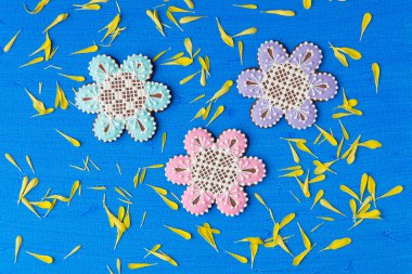 Mavi adam süsler ile dekore çerez şeklinde çiçek