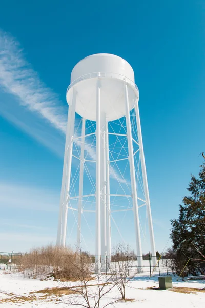 Torre de água contra o céu azul — Fotografia de Stock