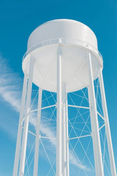Torre de água contra o céu azul — Fotografia de Stock