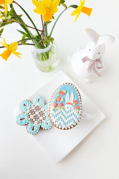 Ev-pişmiş ve dekore edilmiş Paskalya kurabiyeleri. — Stok fotoğraf