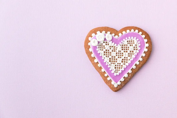 Huis-gebakken en ingericht hartvormige cookie — Stockfoto