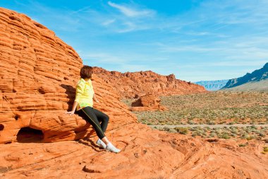 Kadının kırmızı kaya oluşumları Vadisi yangın St görünümünü