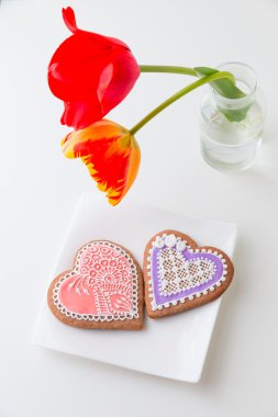 İki kalp şekli çerezleri beyaz plaka üzerinde.