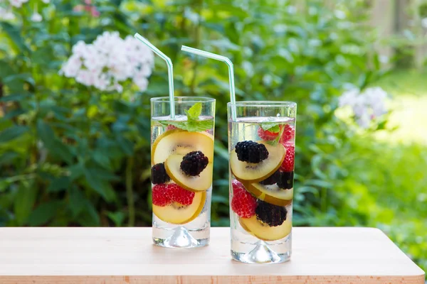 Infused water with  berries and golden kiwi. — Stock Photo, Image